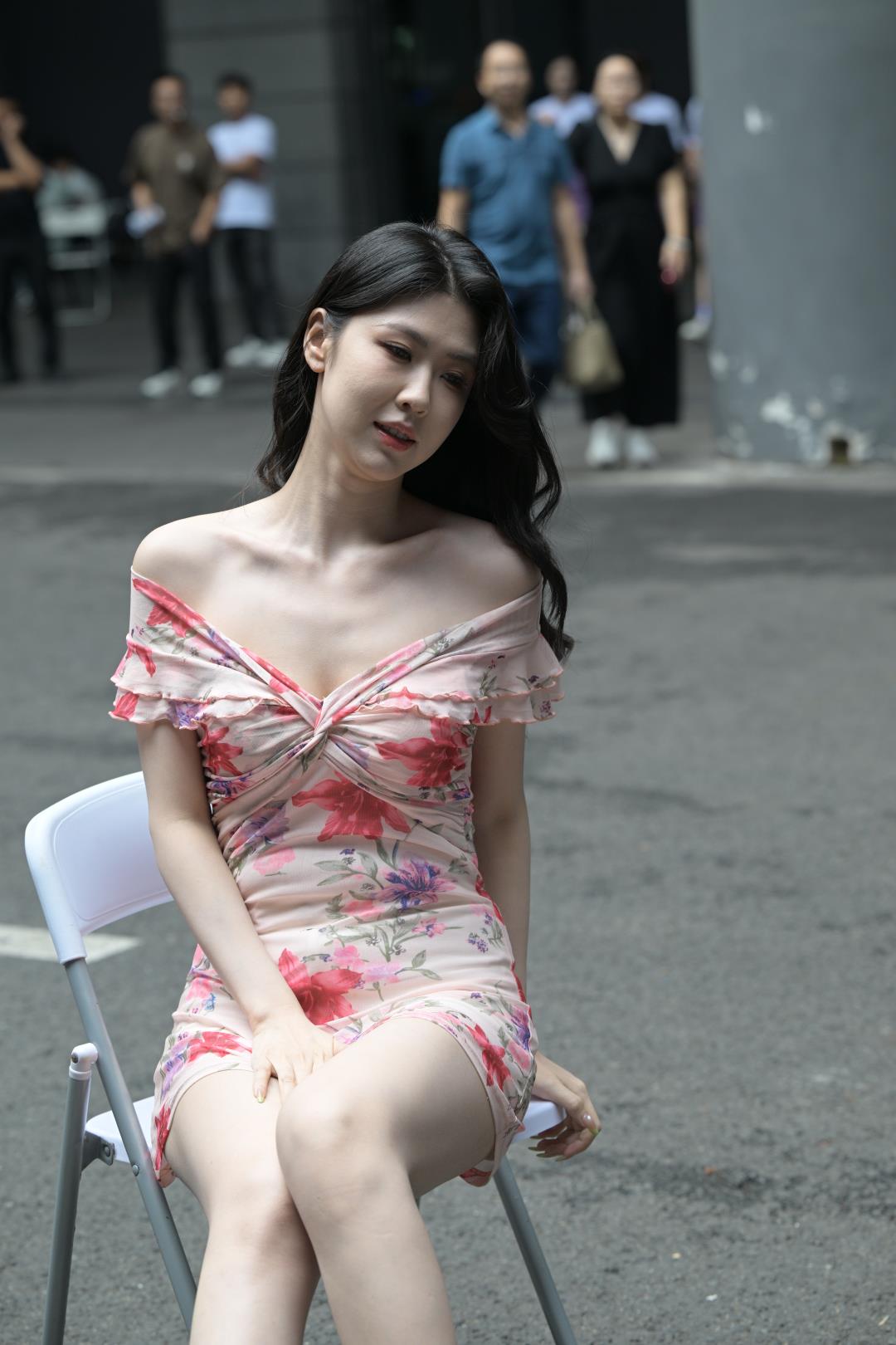 美艳动人 短裙白皙美腿吸睛-街拍图满多