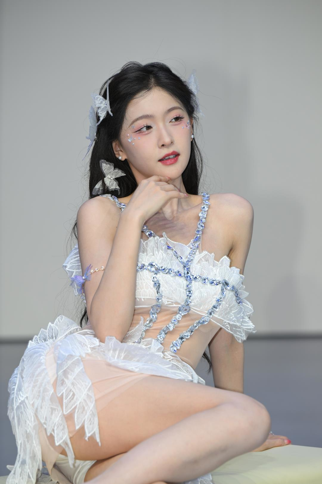 白裙精灵-街拍图满多