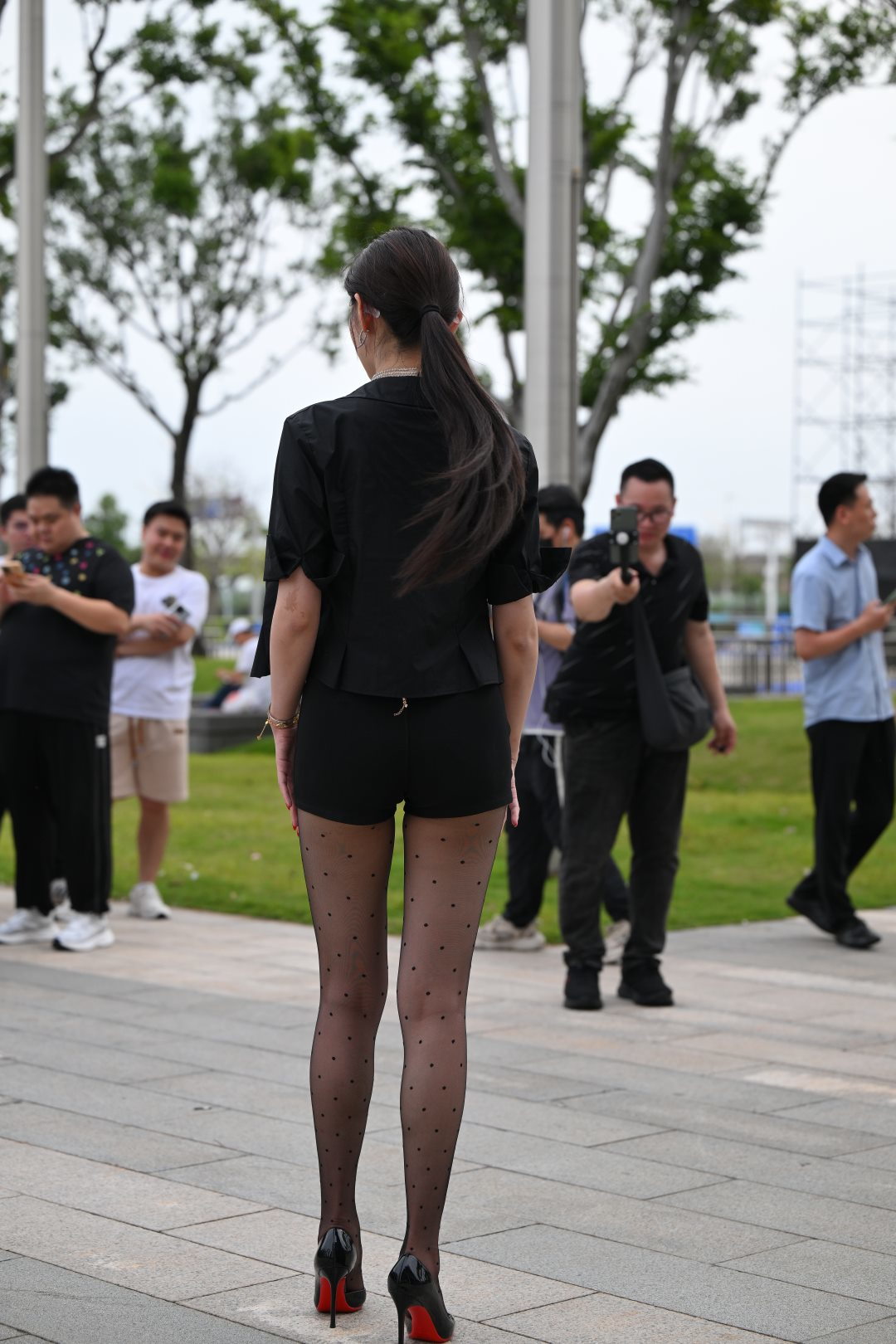 图片[4]-高挑大长腿 黑色短裤丝袜搭配-图满多