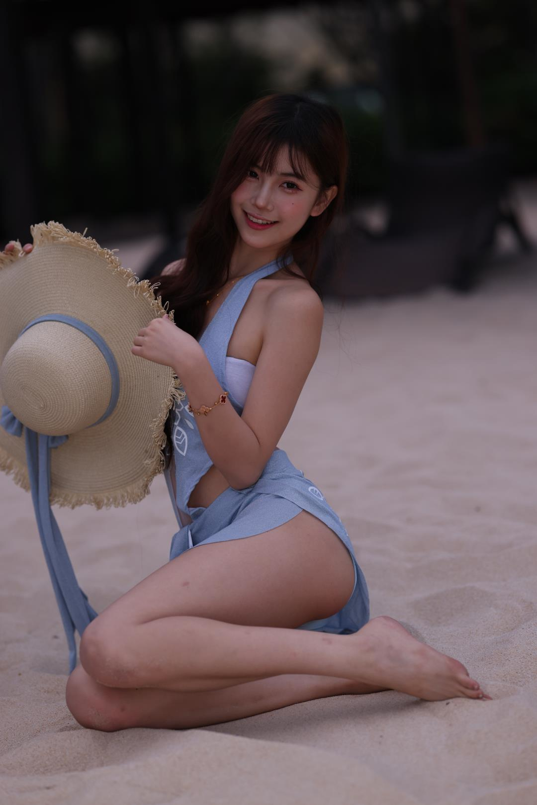 沙滩 蓝色甜美少女-图满多