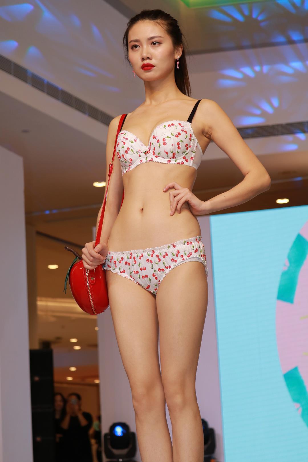 图片[6]-迷人内衣秀 T台模特美女-图满多