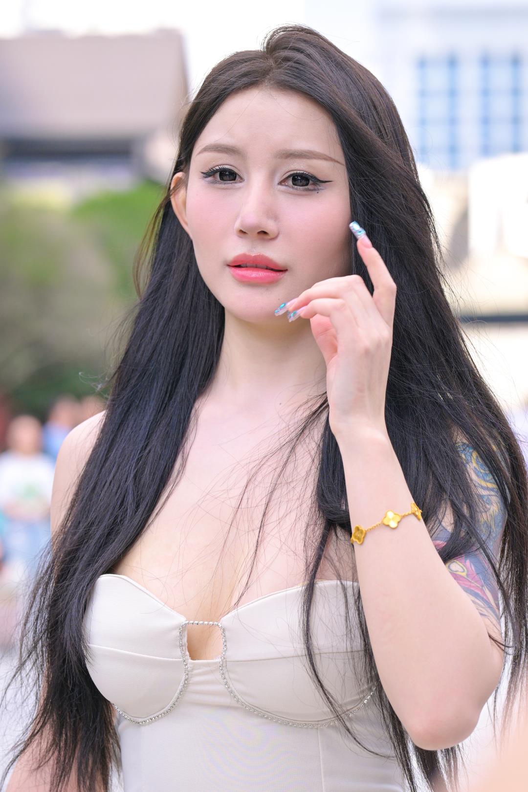 图片[7]-高挑大长腿 性感吊带裙女郎-图满多