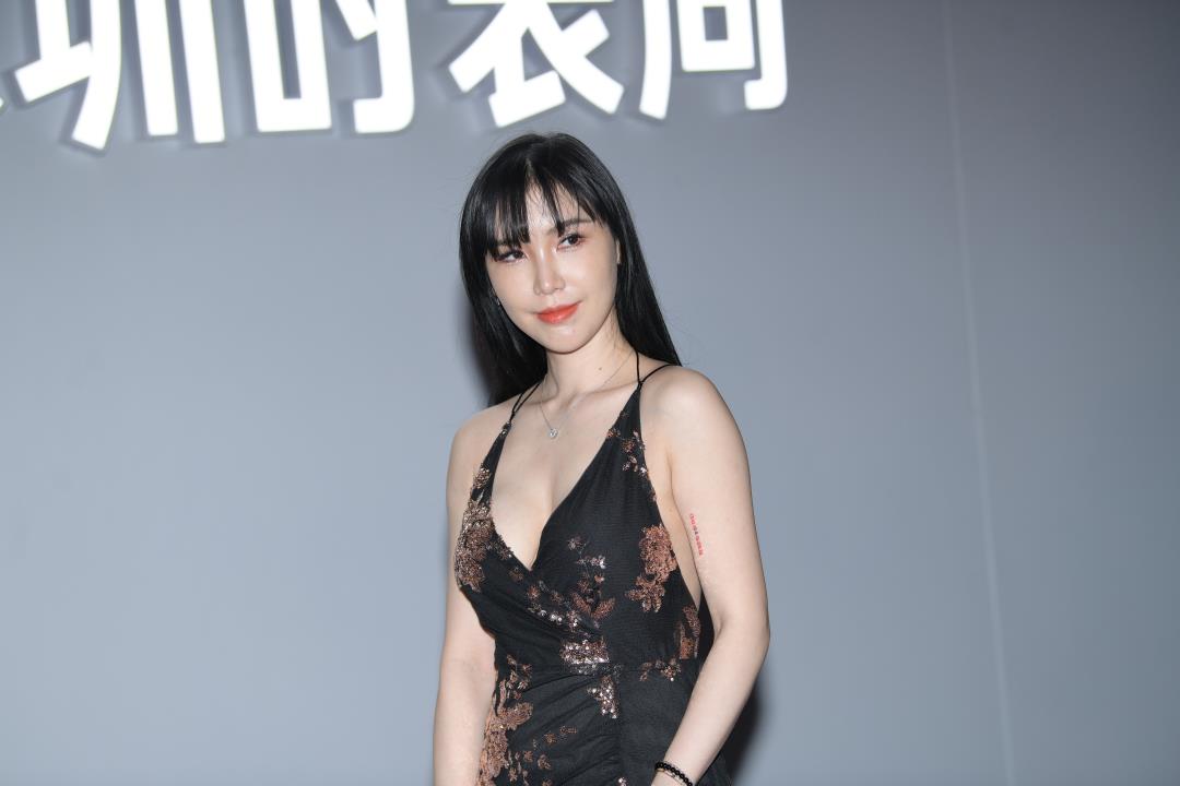 复古黑色长裙 时尚气质美女-图满多