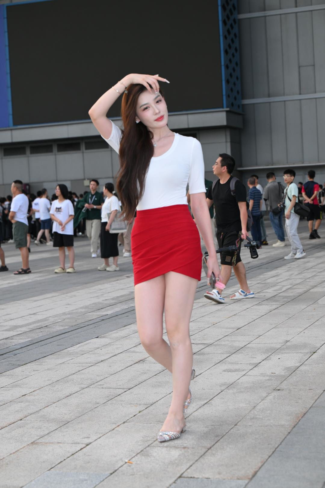 亮眼红裙 美腿吸睛-图满多