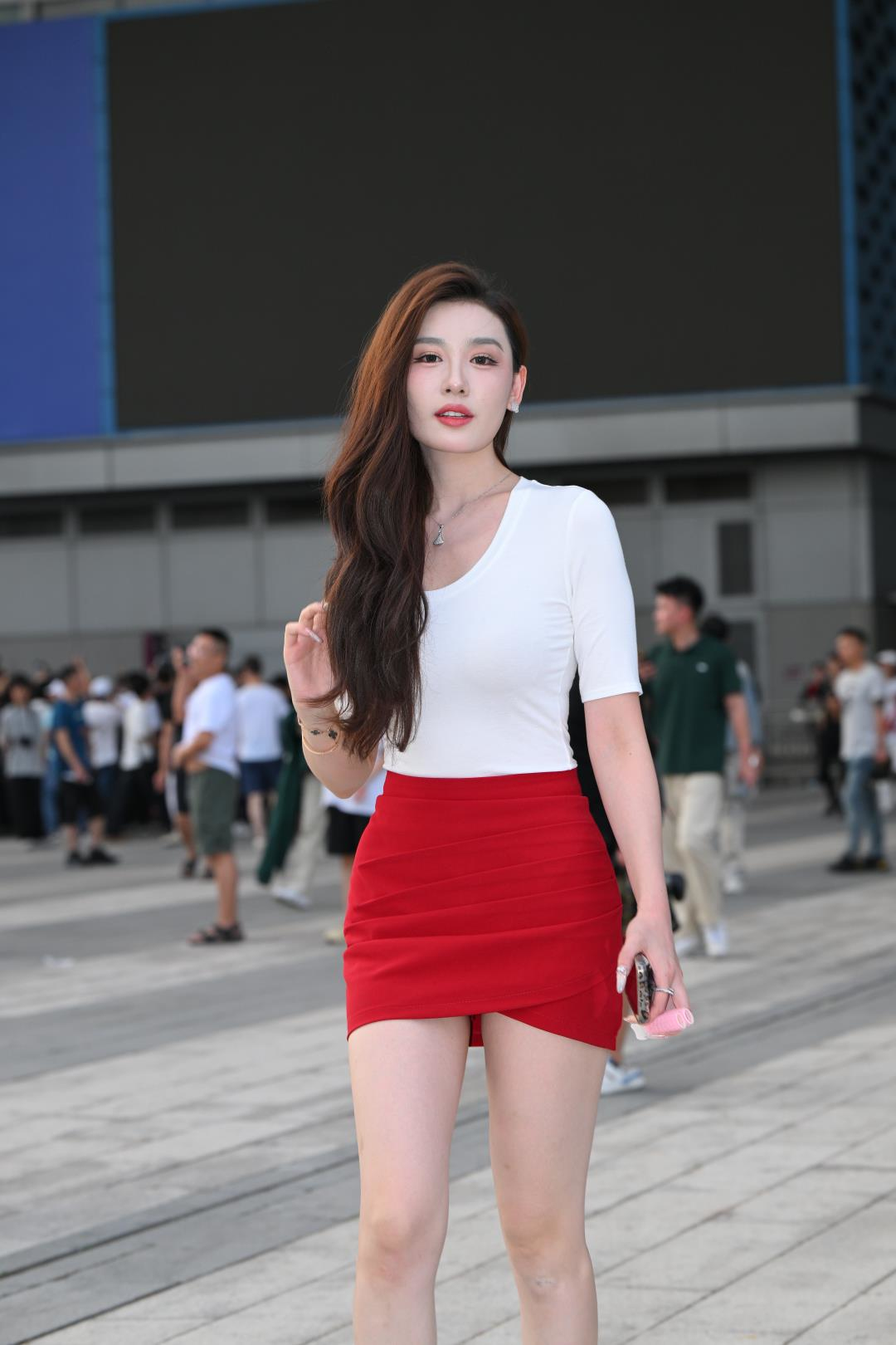 图片[3]-亮眼红裙 美腿吸睛-图满多