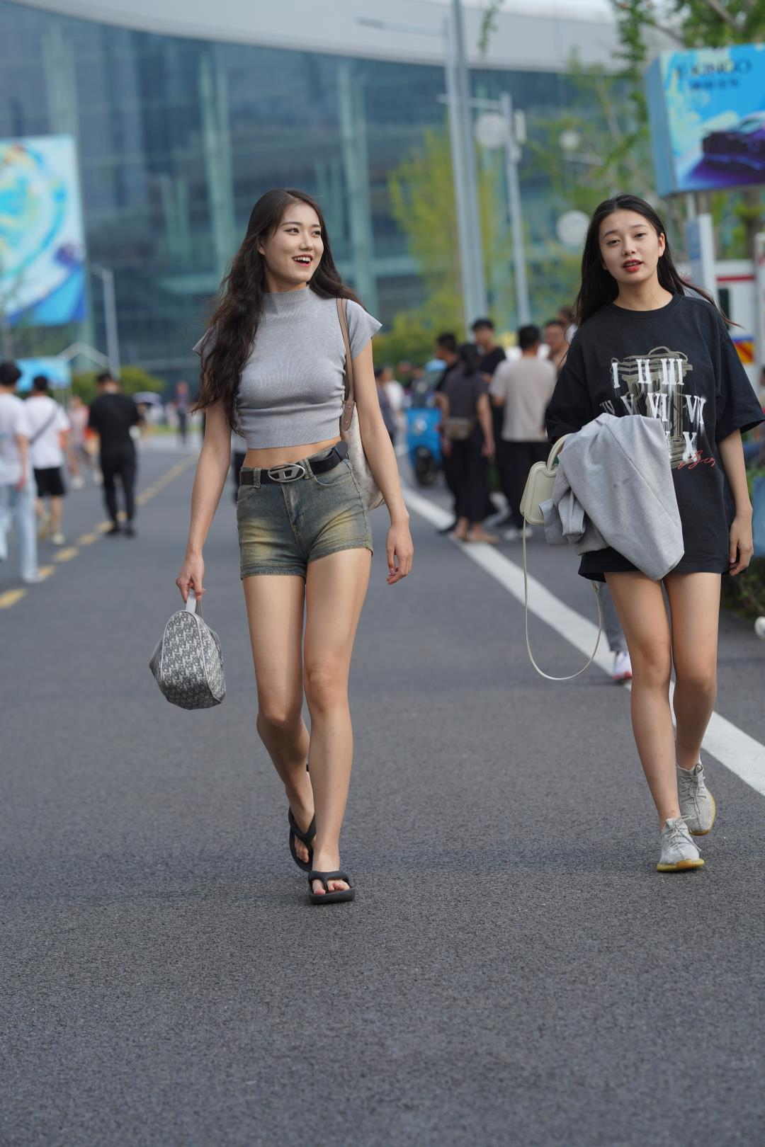 图片[2]-高挑牛仔短裤 热裤大长腿美女-图满多