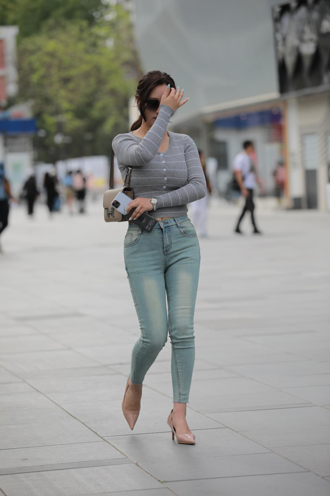 图片[4]-紧身牛仔裤高跟丰腴浑圆女郎-图满多