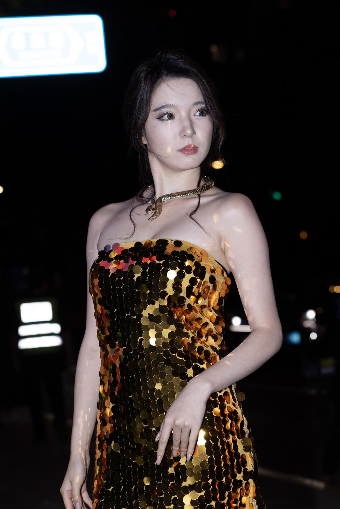 上海时装周 金色战袍白皙小姐姐-图满多