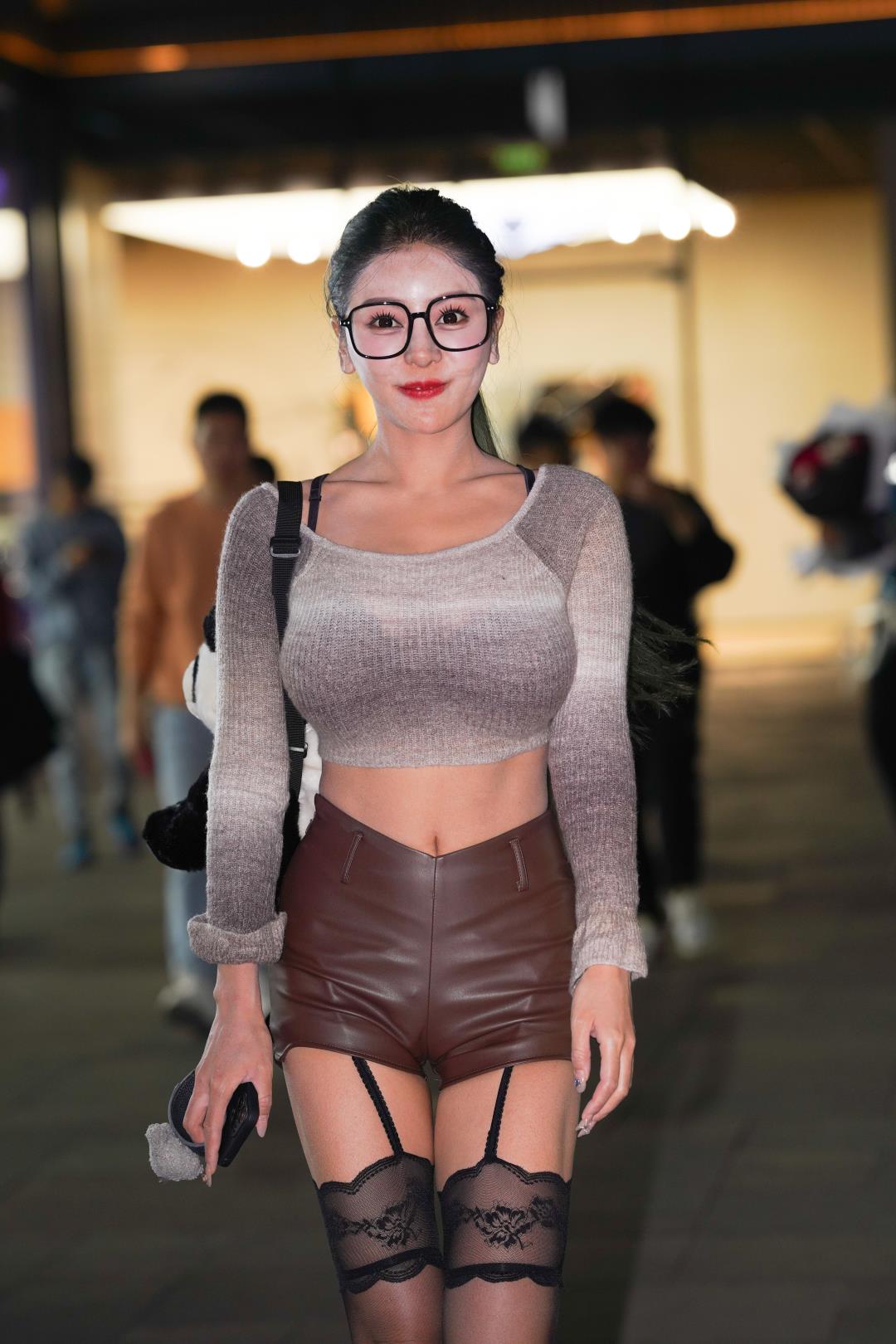 棕色皮短裤露脐装眼镜妹子-图满多