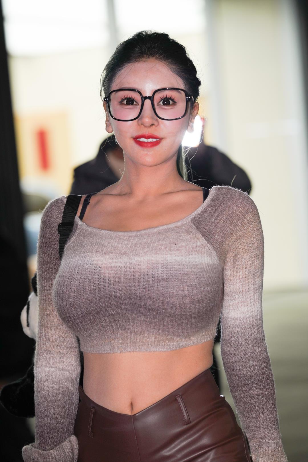 图片[2]-棕色皮短裤露脐装眼镜妹子-图满多