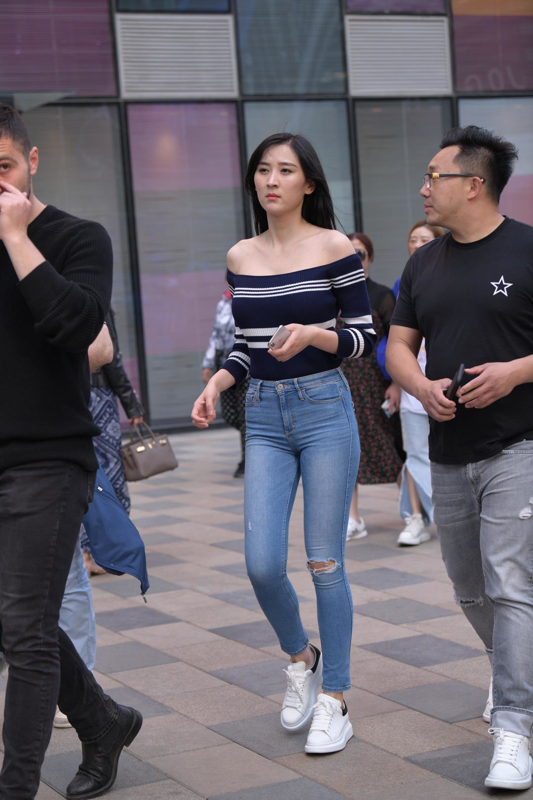 高挑大长腿紧身 一字肩牛仔裤搭配-图满多