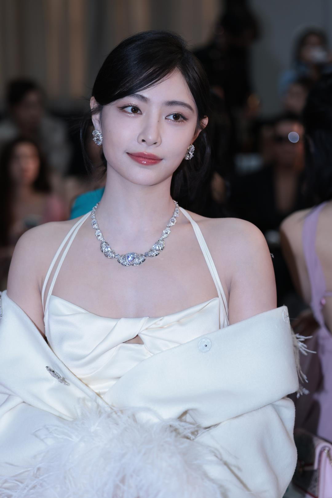 优雅白裙漂亮姐姐-图满多