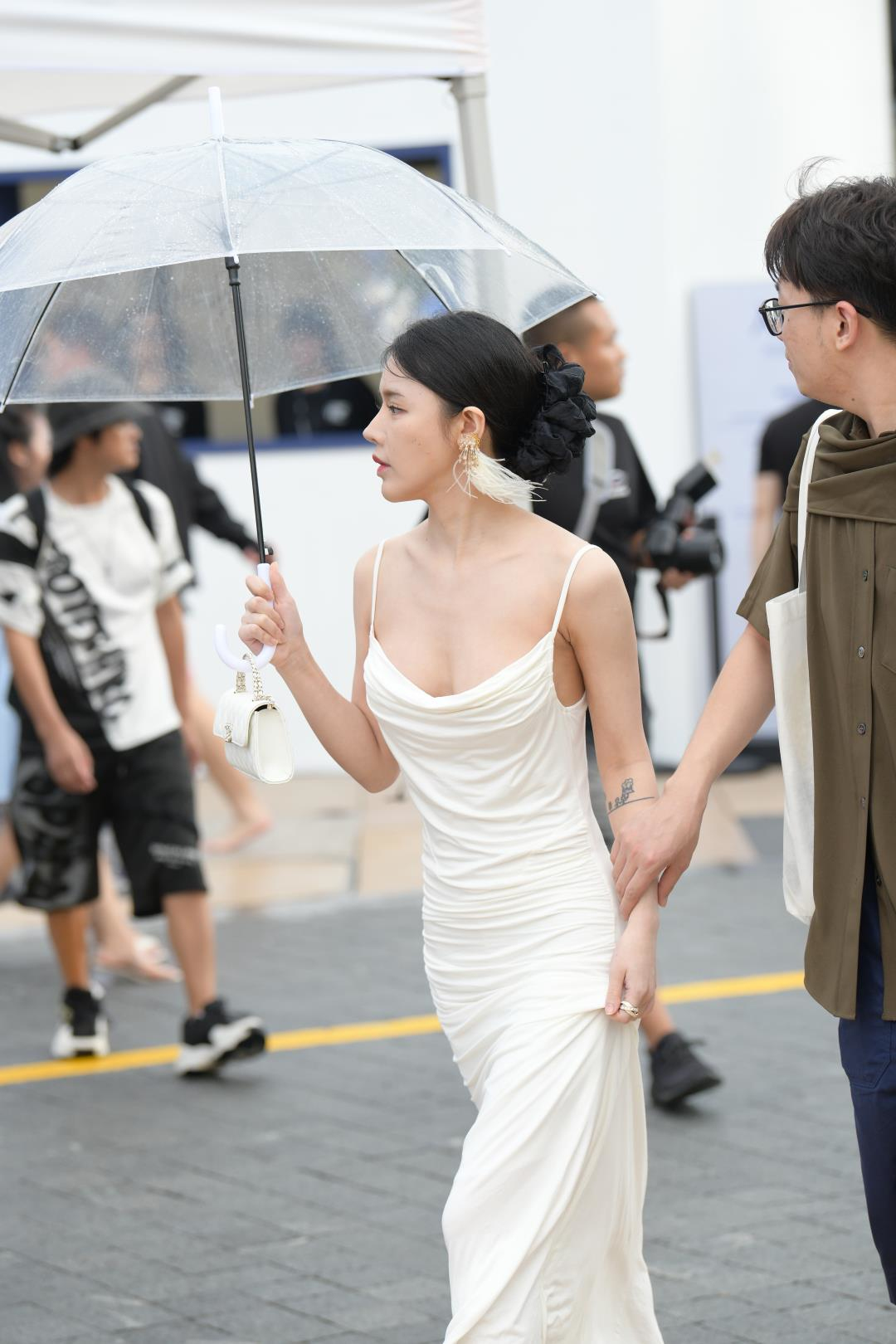 长裙雪白低胸丰满性感女友-图满多