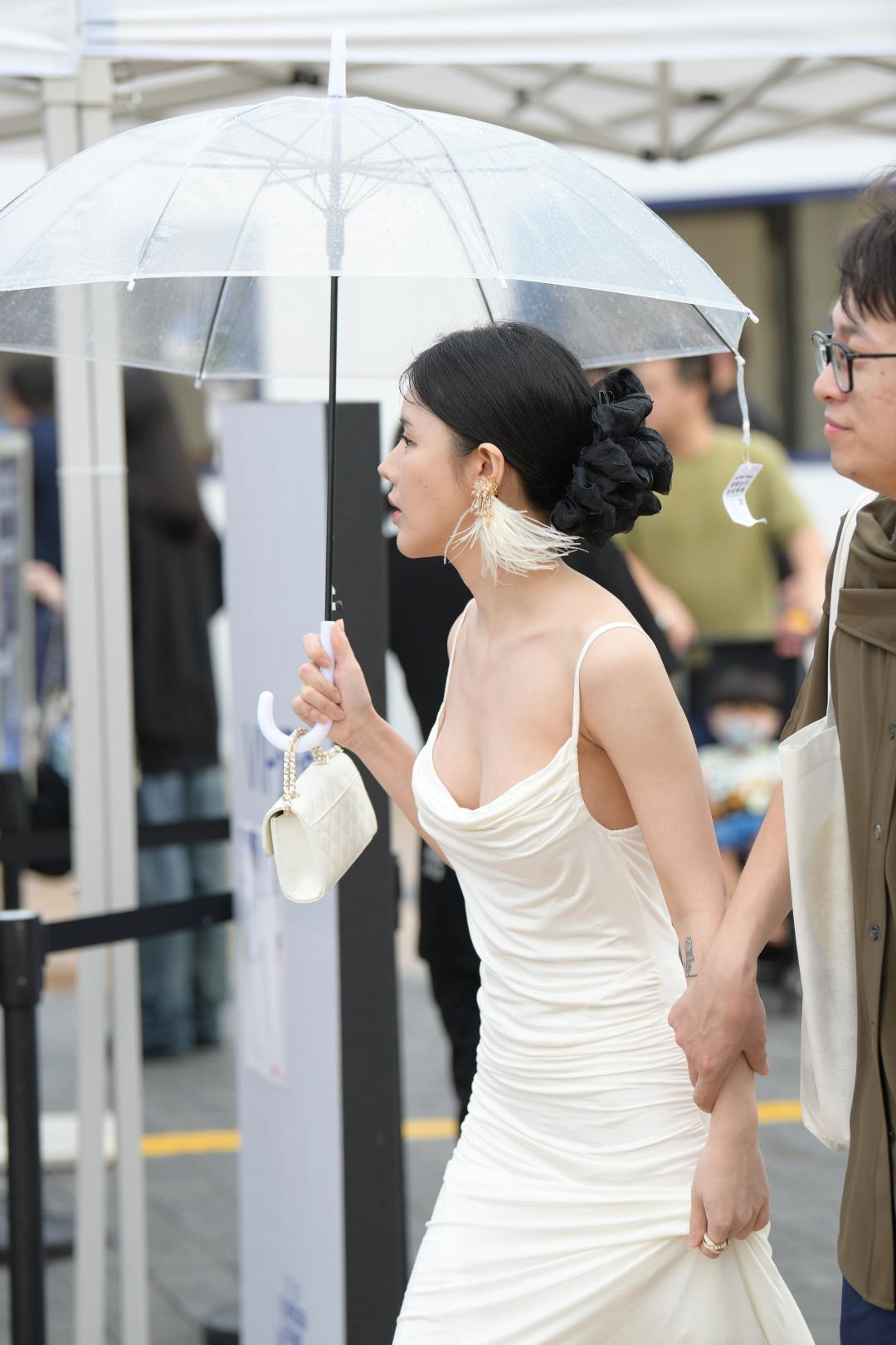 图片[2]-长裙雪白低胸丰满性感女友-图满多