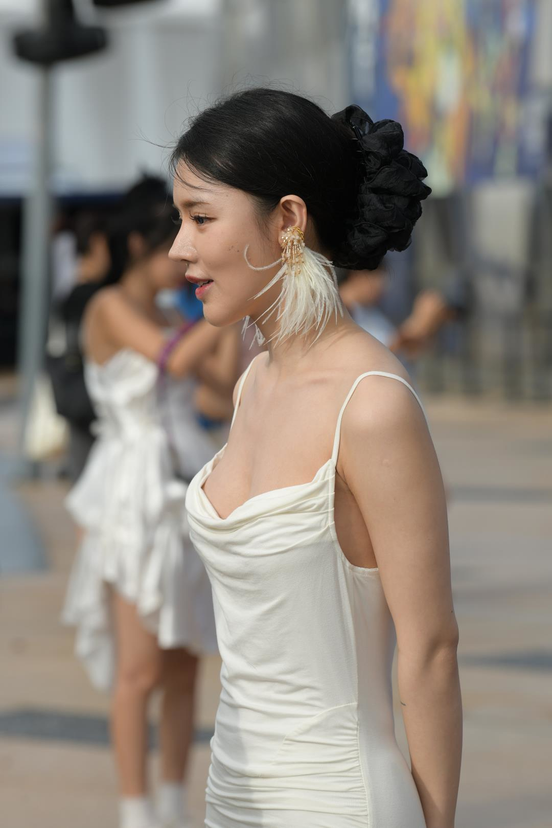 图片[8]-长裙雪白低胸丰满性感女友-图满多