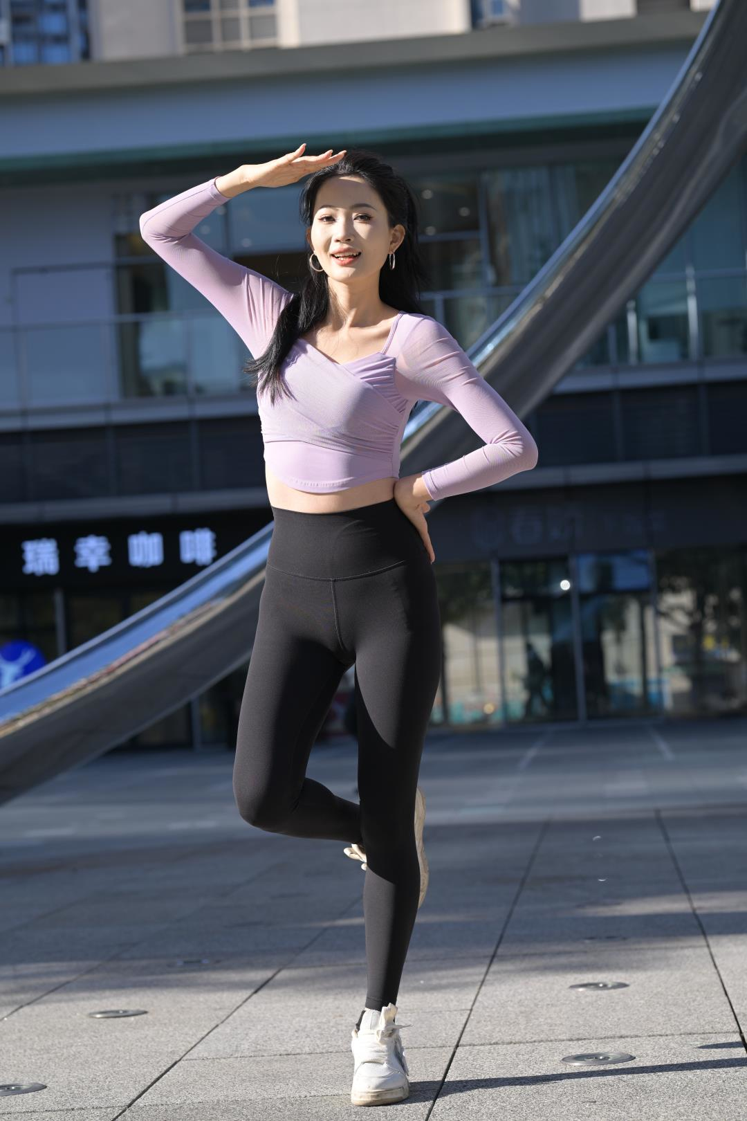 图片[3]-[不吃鸡蛋] 黑色瑜伽裤美女-图满多
