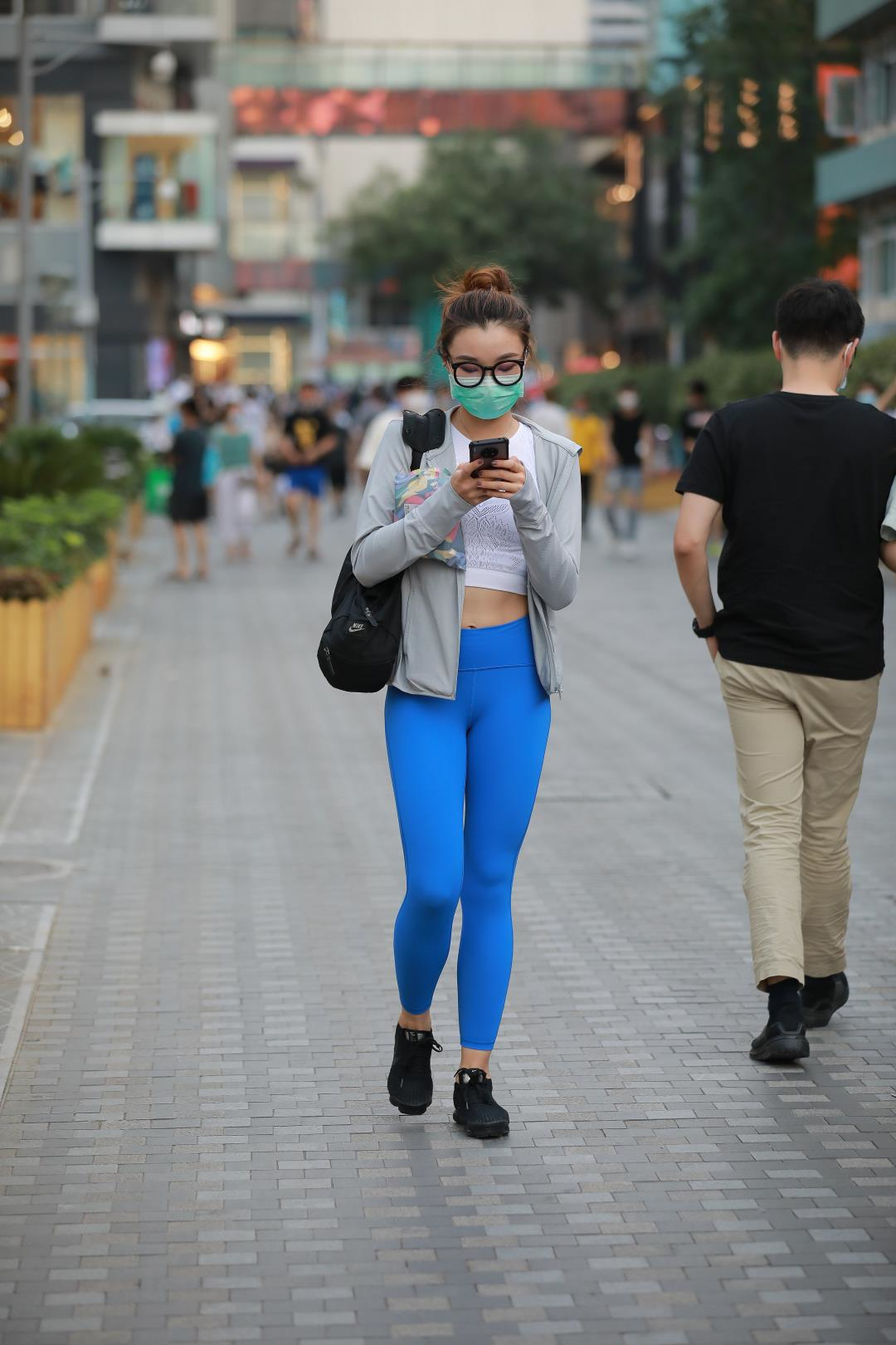 图片[6]-蓝色瑜伽裤女郎-图满多