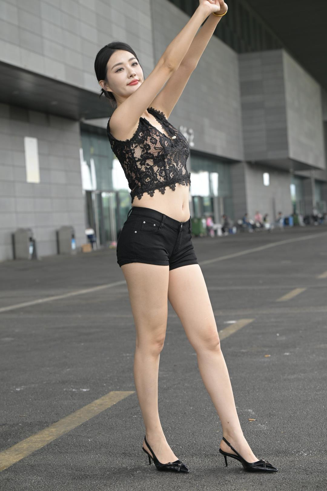 露脐装小蛮腰 黑色短裤超美腿-图满多