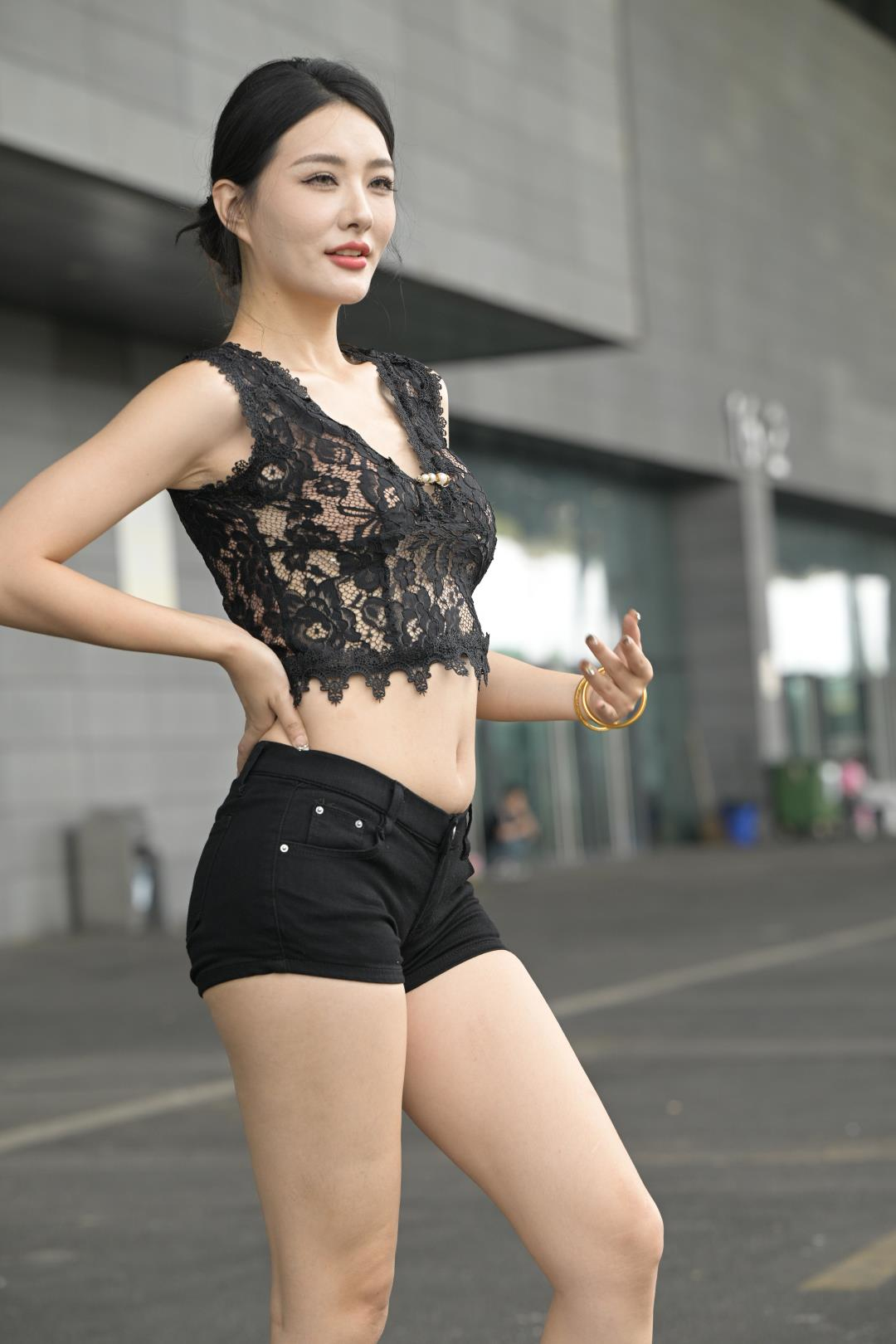 图片[4]-露脐装小蛮腰 黑色短裤超美腿-图满多