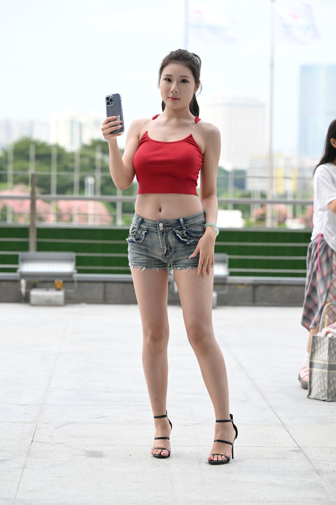 牛仔热裤美腿美足美女-图满多