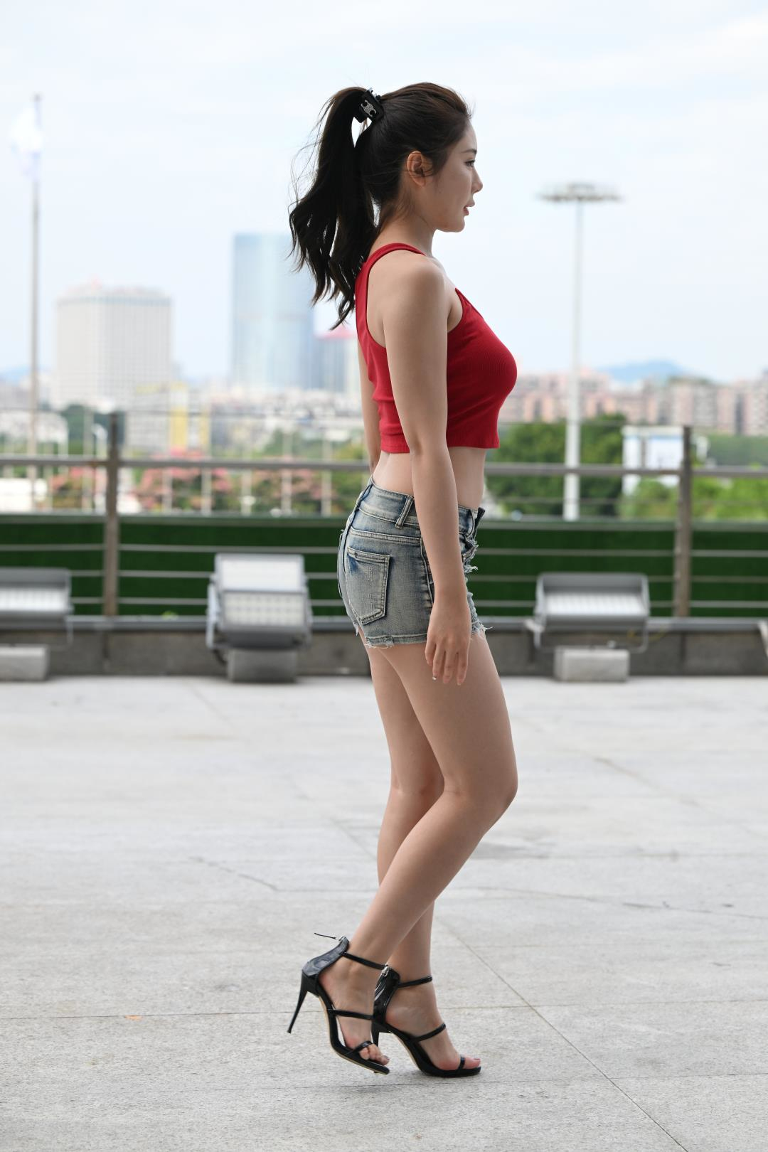 图片[5]-牛仔热裤美腿美足美女-图满多