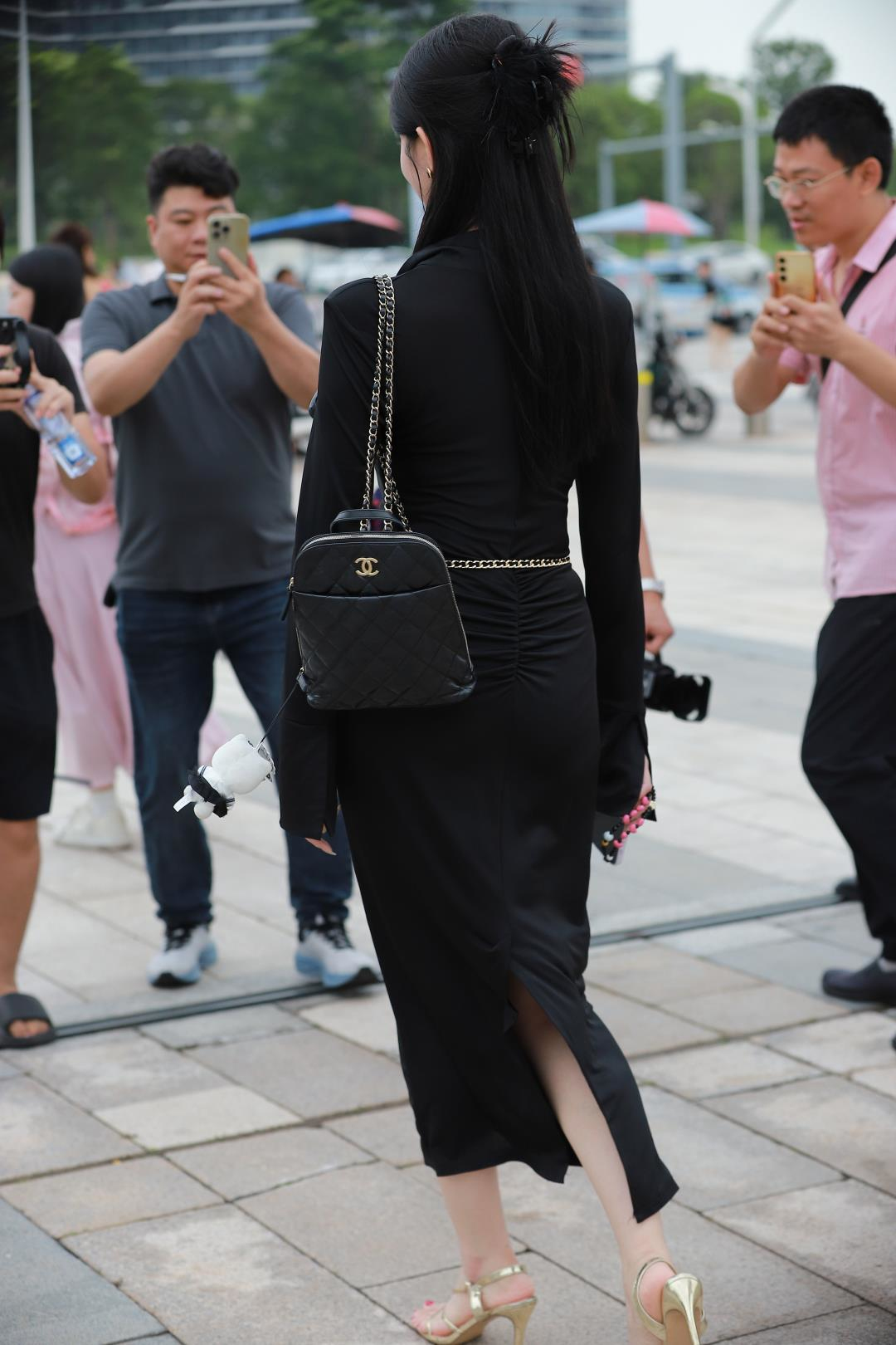 图片[3]-高挑大长腿 黑色长裙气质女郎-图满多
