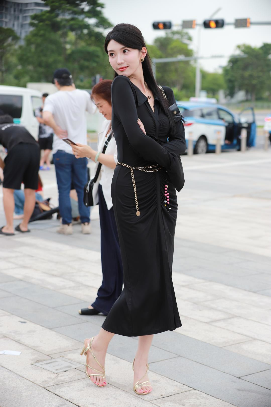 图片[5]-高挑大长腿 黑色长裙气质女郎-图满多