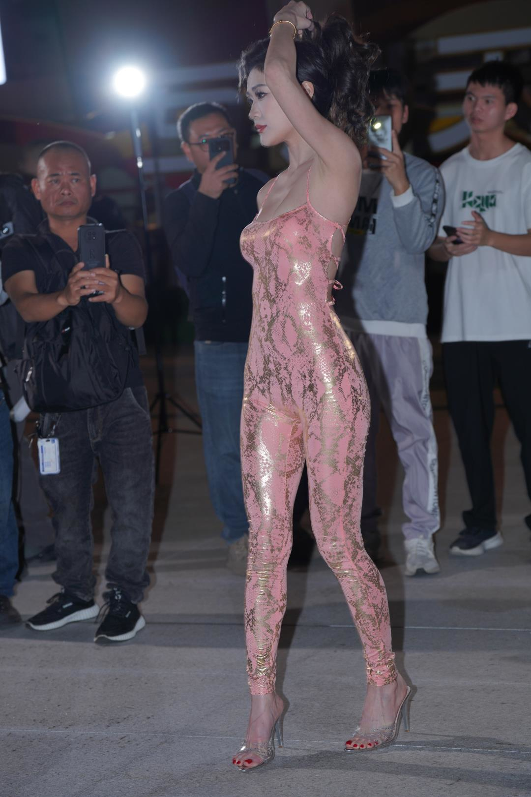 图片[9]-粉金亮面性感连体气质女郎-图满多