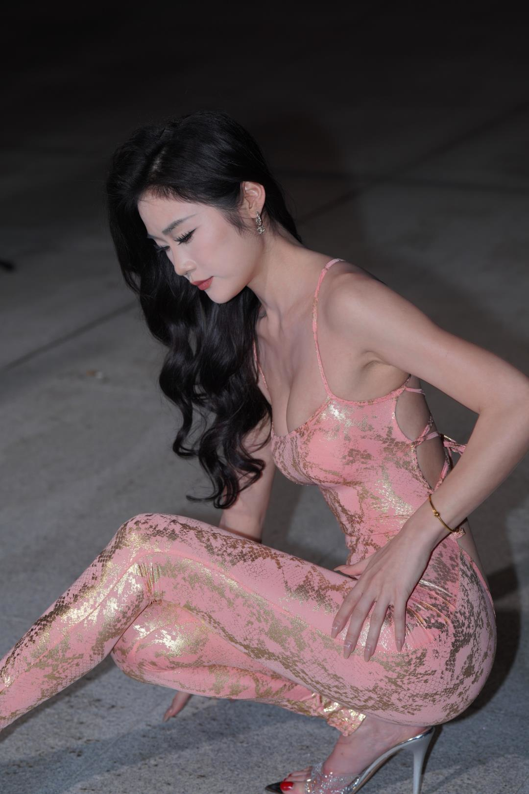 图片[6]-粉金亮面性感连体气质女郎-图满多