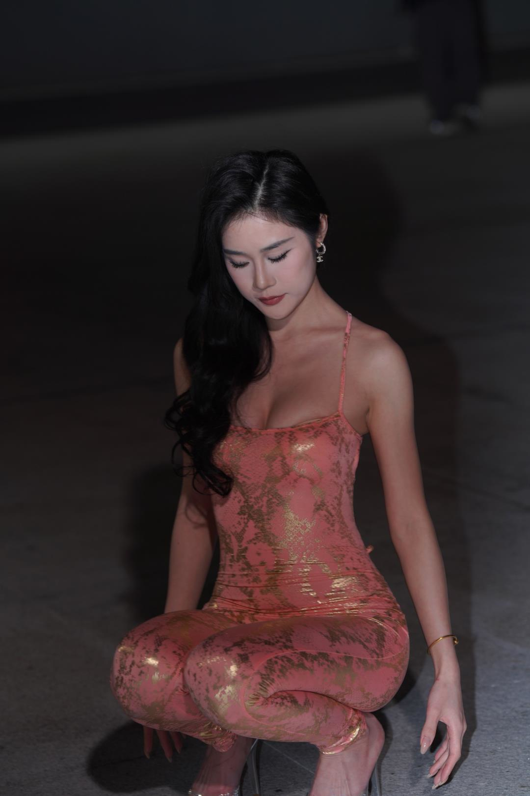 图片[7]-粉金亮面性感连体气质女郎-图满多