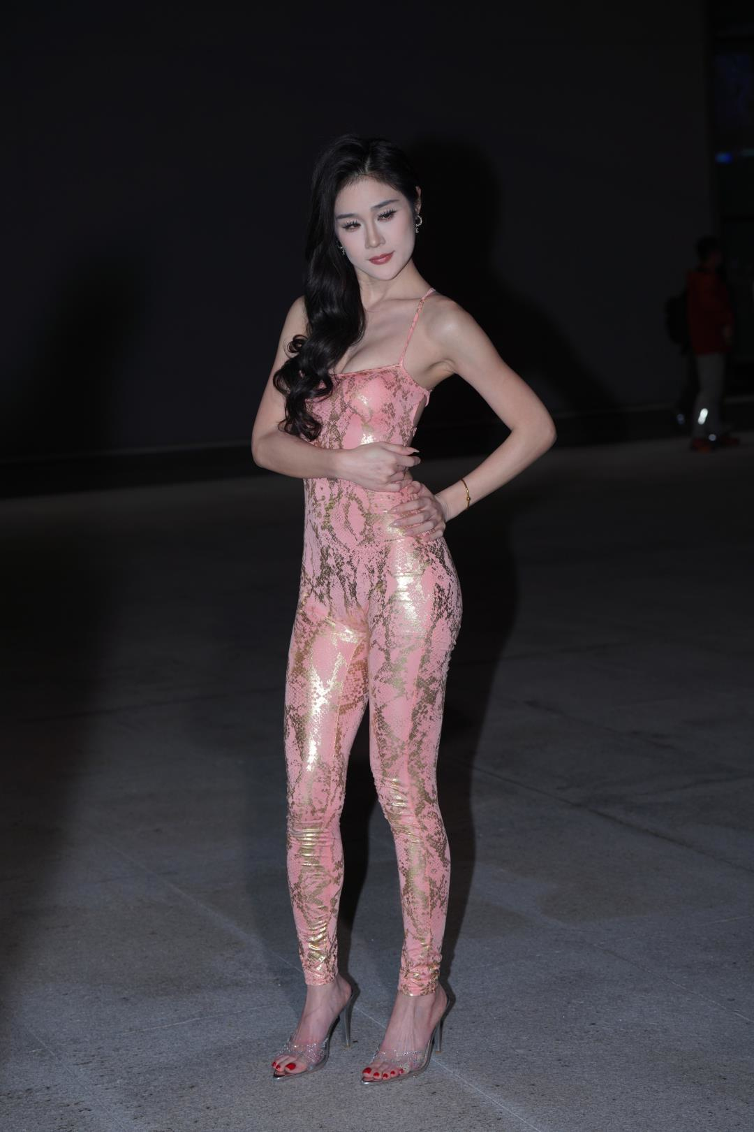 图片[8]-粉金亮面性感连体气质女郎-图满多
