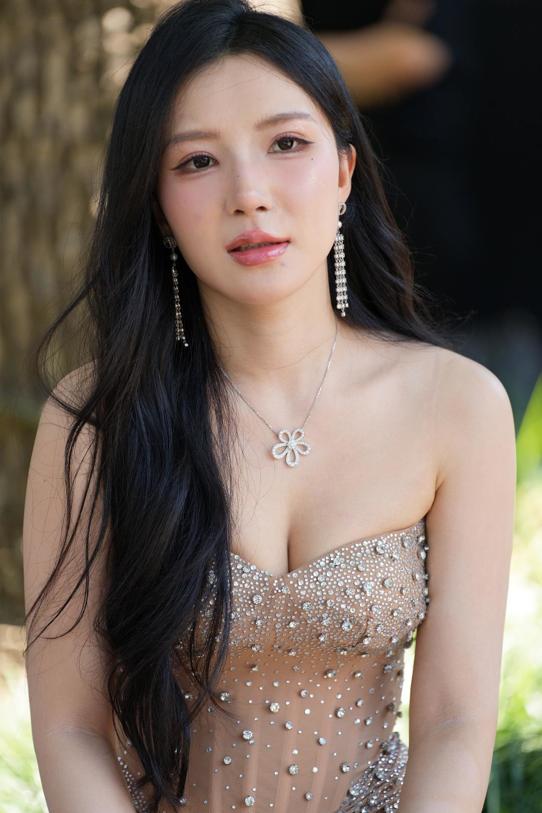浅褐色晚礼服气质漂亮女郎-图满多