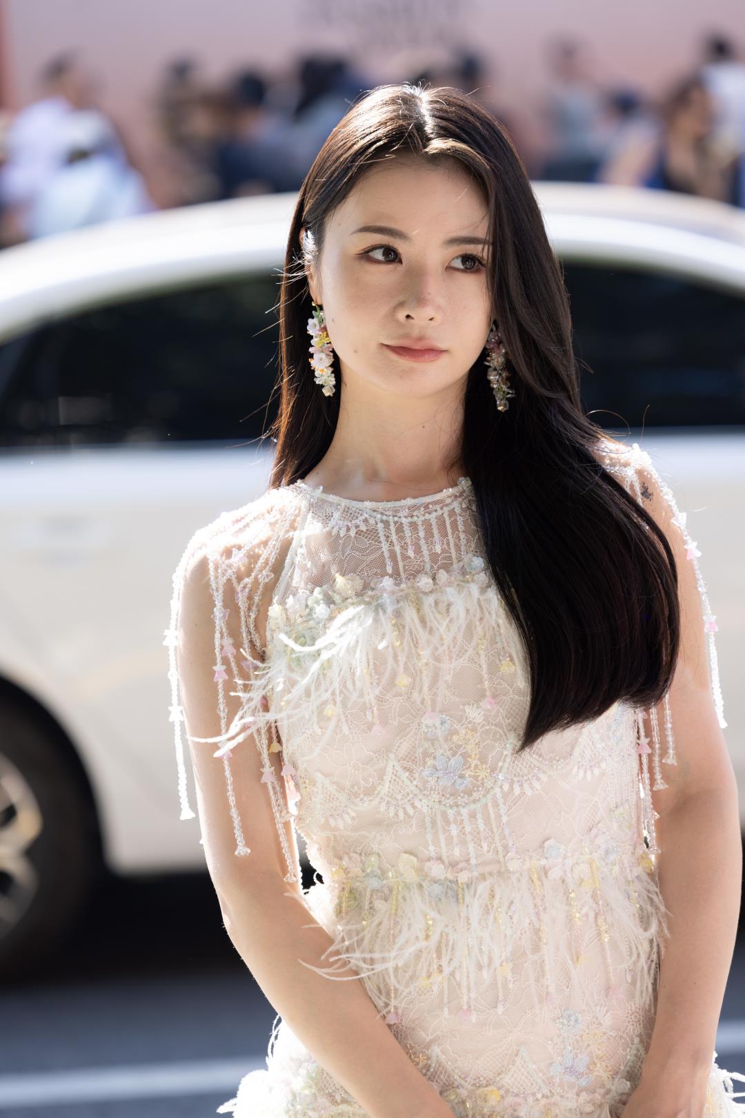 图片[4]-气质漂亮 白色纱裙女神-街拍图满多